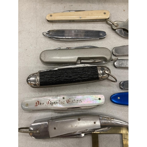 109 - A COLLECTION OF VINTAGE PENKNIVES PLUS A BRASS MAGNIFYING GLASS