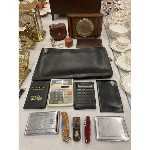 115 - A MIXED LOT TO INCLUDE A SMITHS MANTLE CLOCK, WALLETS, CALCULATORS, CIGARETTE BOXES, PEN KNIVES, ETC