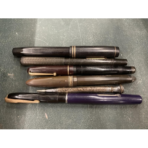 131 - A COLLECTION OF VINTAGE FOUNTAIN PENS TO INCLUDE A PARKER VACUMATIC WITH 14K NIB, 3 SWAN FOUNTAIN PE... 