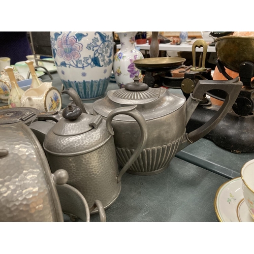 136 - A LARGE QUANTITY OF PEWTER TO INCLUDE TEAPOTS, BOWLS, JUGS, ETC