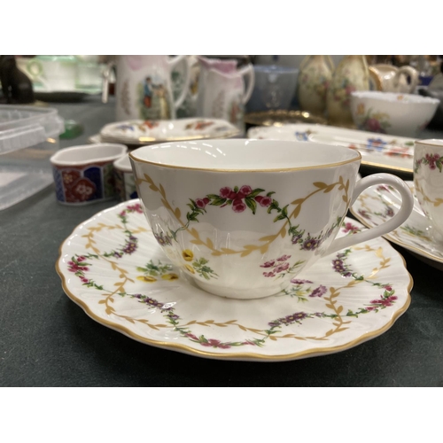 137 - A QUANTITY OF CERAMIC AND CHINA ITEMS TO INCLUDE A SADLER LIDDED SUGAR BOWL AND JUG WITH A CRINOLINE... 