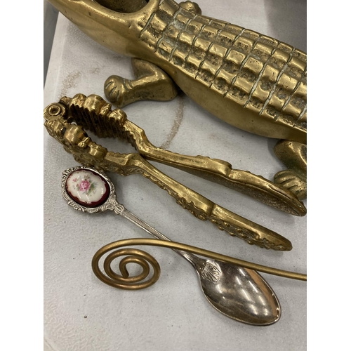 150 - A COLLECTION OF COPPER AND BRASS ITEMS TO INCLUDE A LARGE CROCODILE NUT CRACKER, BRASS ANIMALS, COPP... 