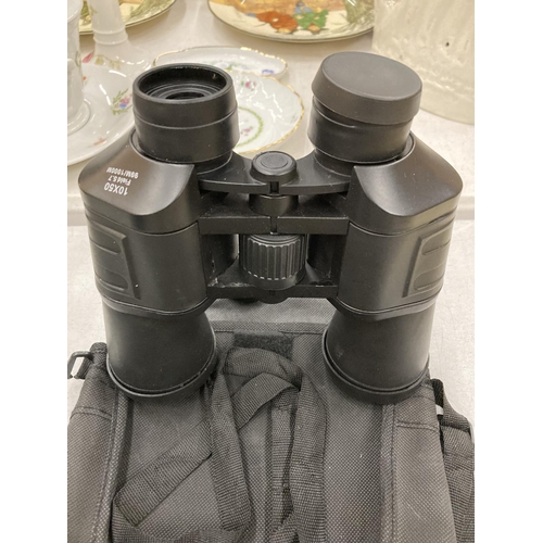 158 - A PAIR OF FIELD BINOCULARS IN A CASE