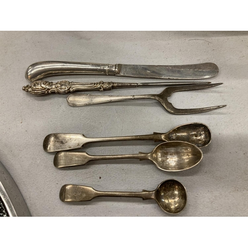 176 - A BAG OF VINTAGE FLATWARE ITEMS TO INCLUDE SOME SILVER