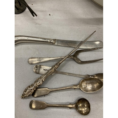 176 - A BAG OF VINTAGE FLATWARE ITEMS TO INCLUDE SOME SILVER