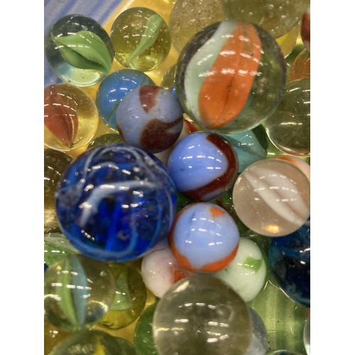 183 - A LARGE BOWL CONTAINING A QUANTITY OF VINTAGE GLASS MARBLES