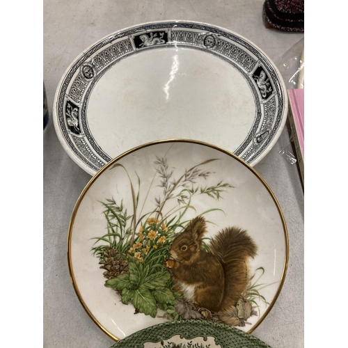 191 - A VINTAGE MINTON FOOTED SERVING PLATE WITH BLACK PATTERNING TO THE EDGES OF MYTHICAL HORSES AND MASK... 