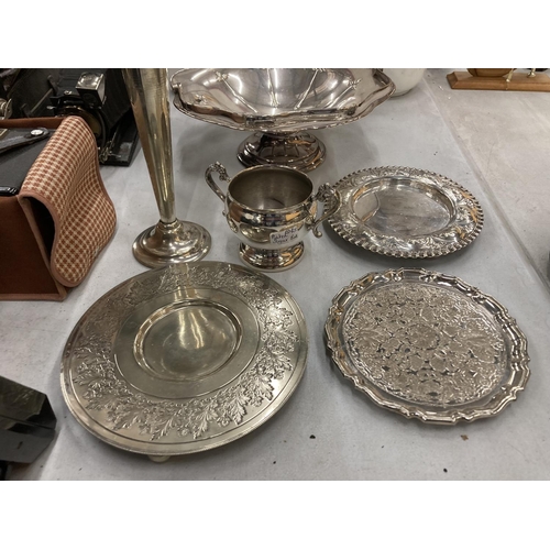 194 - A QUANTITY OF SILVER PLATED ITEMS TO INCLUDE AN ART NOUVEAU STYLE HANDLED FOOTED BOWL, ART NOUVEAU P... 