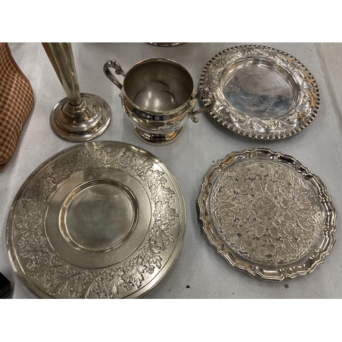 194 - A QUANTITY OF SILVER PLATED ITEMS TO INCLUDE AN ART NOUVEAU STYLE HANDLED FOOTED BOWL, ART NOUVEAU P... 