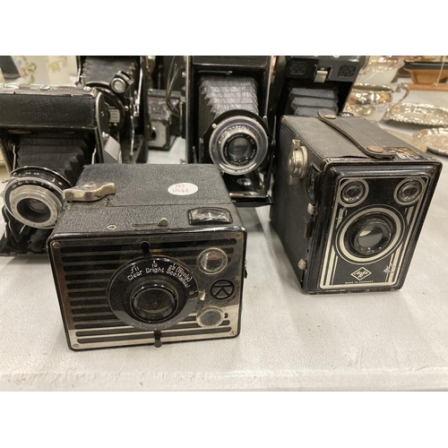 195 - A COLLECTION OF VINTAGE CAMERAS TO INCLUDE BELLOW CAMERAS INCLUDING KODAK AND ENSIGN, BOX BROWNIES, ... 