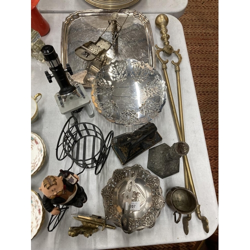 207 - A MIXED LOT TO INCLUDE SILVER PLATED HANDLED BASKET BOWL, FOOTED CAKE STAND, TRAY AND AN ORIENTAL FI... 