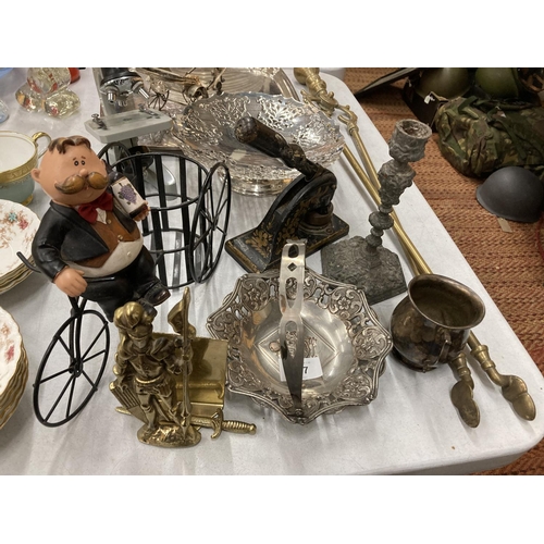 207 - A MIXED LOT TO INCLUDE SILVER PLATED HANDLED BASKET BOWL, FOOTED CAKE STAND, TRAY AND AN ORIENTAL FI... 