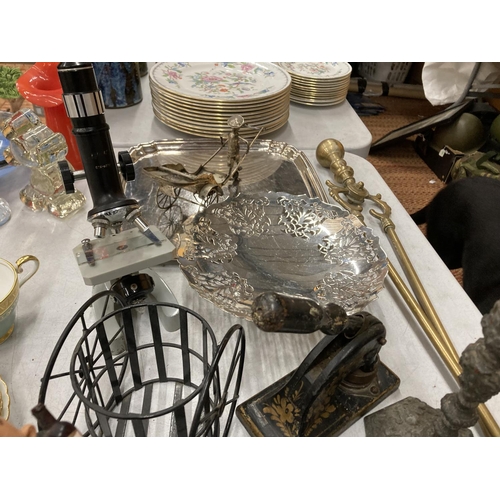 207 - A MIXED LOT TO INCLUDE SILVER PLATED HANDLED BASKET BOWL, FOOTED CAKE STAND, TRAY AND AN ORIENTAL FI... 