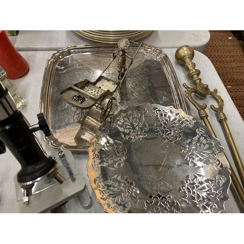 207 - A MIXED LOT TO INCLUDE SILVER PLATED HANDLED BASKET BOWL, FOOTED CAKE STAND, TRAY AND AN ORIENTAL FI... 