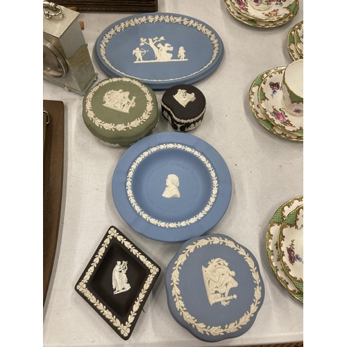 215 - A QUANTITY OF WEDGWOOD JASPERWARE IN POWDER BLUE, GREEN AND BLACK TO INCLUDE TRINKET BOXES, A PLAQUE... 