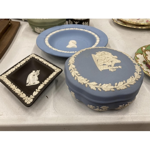 215 - A QUANTITY OF WEDGWOOD JASPERWARE IN POWDER BLUE, GREEN AND BLACK TO INCLUDE TRINKET BOXES, A PLAQUE... 