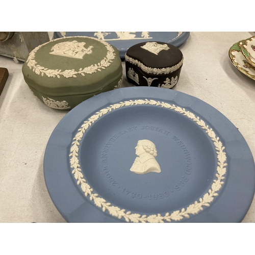 215 - A QUANTITY OF WEDGWOOD JASPERWARE IN POWDER BLUE, GREEN AND BLACK TO INCLUDE TRINKET BOXES, A PLAQUE... 