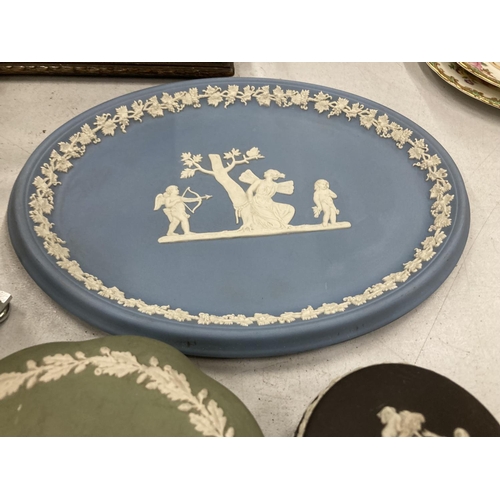 215 - A QUANTITY OF WEDGWOOD JASPERWARE IN POWDER BLUE, GREEN AND BLACK TO INCLUDE TRINKET BOXES, A PLAQUE... 