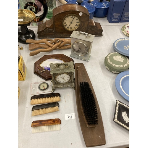 216 - A MIXED LOT TO INCLUDE A VINTAGE MAHOGANY CASED MANTLE CLOCK, CARRIAGE CLOCKS, BRUSHES, ETC