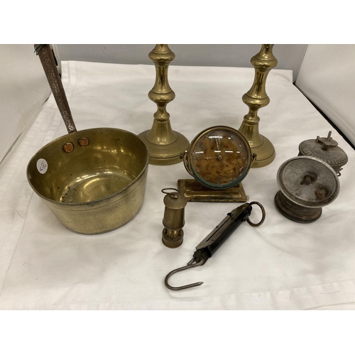 221 - A QUANTITY OF VINTAGE BRASSWARE TO INCLUDE A PAN, A PAIR OF CANDLESTICKS, MINIATURE MINERS LAMP, MAN... 