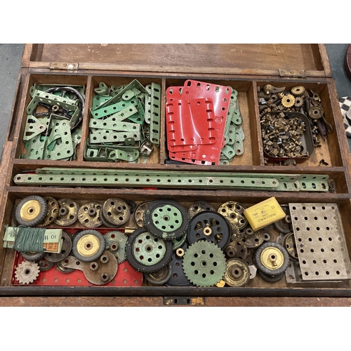 230 - A VINTAGE MECCANO SET NO. 5 IN ORIGINAL WOODEN BOX