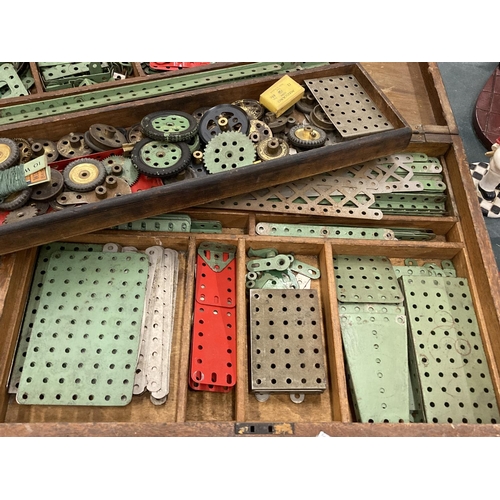 230 - A VINTAGE MECCANO SET NO. 5 IN ORIGINAL WOODEN BOX