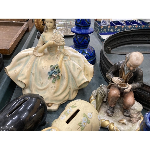 246 - A MIXED LOT TO INCLUDE FIGURINES, CANDLESTICKS, PIGGY BANKS, ETC