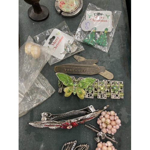 250 - A QUANTITY OF COSTUME JEWELLERY TO INCLUDE BROOCHES, EARRINGS, ETC PLUS COMPACTS, ETC