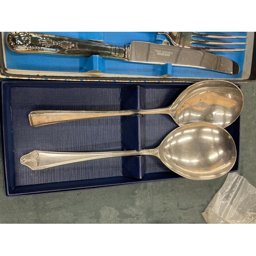 252 - A QUANTITY OF VINTAGE BOXED FLATWARE TO INCLUDE KNIVES, FORKS AND SPOONS PLUS A BOXED SET OF SERVING... 