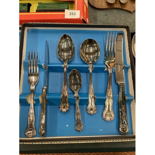 252 - A QUANTITY OF VINTAGE BOXED FLATWARE TO INCLUDE KNIVES, FORKS AND SPOONS PLUS A BOXED SET OF SERVING... 