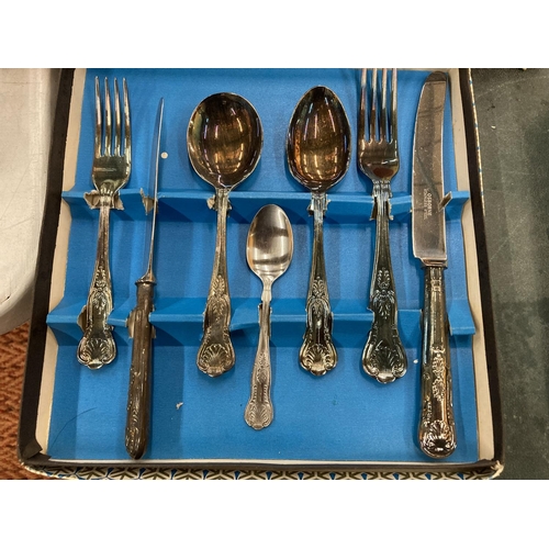 252 - A QUANTITY OF VINTAGE BOXED FLATWARE TO INCLUDE KNIVES, FORKS AND SPOONS PLUS A BOXED SET OF SERVING... 