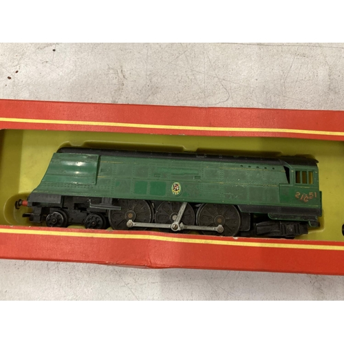 253 - A TRI-ANG HORNBY MODEL OF SOUTHERN GOLDEN ARROW 4-6-2 LOCOMOTIVE WINSTON CHURCHILL IN BOX