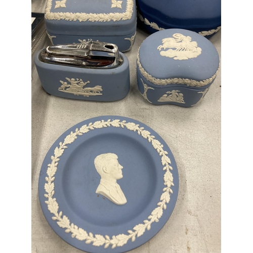 256 - A QUANTITY OF POWDER BLUE AND COBALT BLUE WEDGWOOD JASPERWARE TO INCLUDE TRINKET BOXES, CANDLESTICKS... 