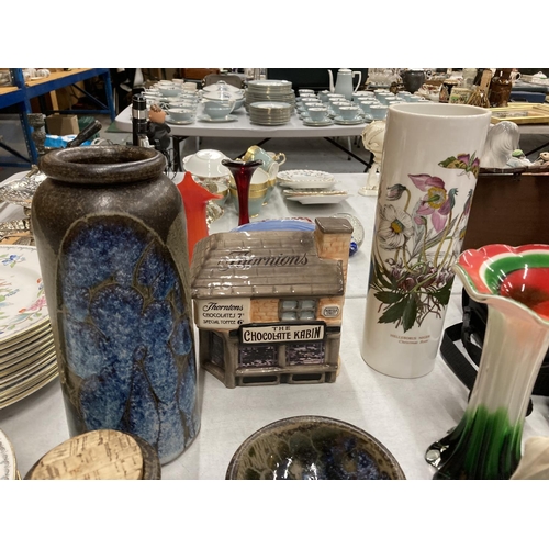 264 - A QUANTITY OF CERAMICS TO INCLUDE A PORTMEIRION 'THE BOTANIC GARDEN' VASE, STUDIO POTTERY, MASON'S C... 