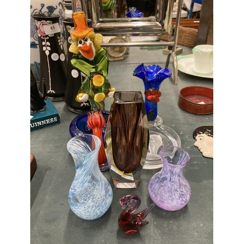 64 - A QUANTITY OF GLASSWARE TO INCLUDE A MURANO STYLE CLOWN, LION COASTER, CAITHNESS STYLE VASES, VASES,... 