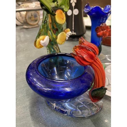 64 - A QUANTITY OF GLASSWARE TO INCLUDE A MURANO STYLE CLOWN, LION COASTER, CAITHNESS STYLE VASES, VASES,... 