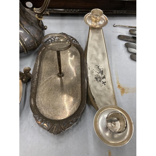 90 - A QUANTITY OF SILVER PLATED ITEMS TO INCLUDE A 'RIBBED' COFFEE POT, BOWL WITH SQUIRREL HANDLES, SERV... 