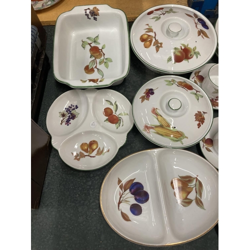 281 - A QUANTITY OF ROYAL WORCESTER 'EVESHAM VALE' DINNERWARE TO INCLUDE SERVING TUREENS, SERVING DISHES, ... 