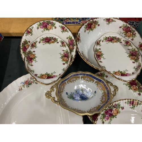 286 - A QUANTITY OF ROYAL ALBERT 'OLD COUNTRY ROSES' CHINA PLATES, BOWLS AND SERVING DISHES PLUS A ROYAL A... 