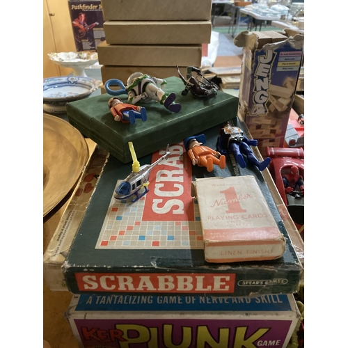 732 - A LARGE QUANTITY OF VINTAGE TOYS AND GAMES TO INCLUDE KERPLUNK, SCRABBLE, CONNECT 4, SOLDIERS, FIGUR... 