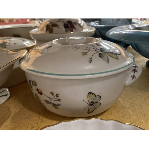 733 - A LARGE QUANTIY OF ROYAL WORCESTER 'WILD HARVEST' AND 'EVESHAM' TO INCLUDE SERVING DISHES, TUREEN, F... 