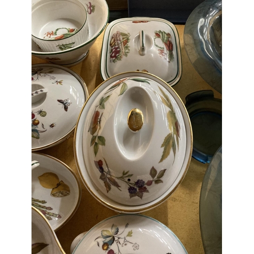 733 - A LARGE QUANTIY OF ROYAL WORCESTER 'WILD HARVEST' AND 'EVESHAM' TO INCLUDE SERVING DISHES, TUREEN, F... 