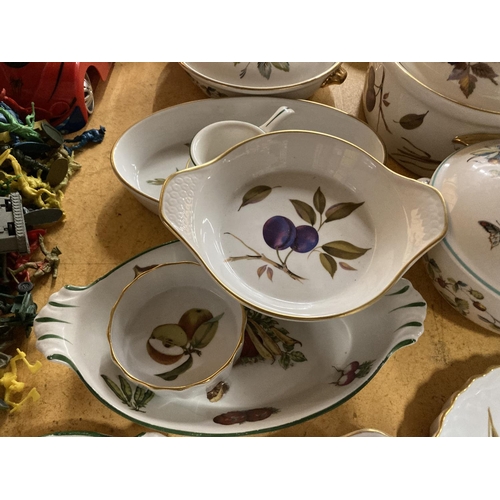 733 - A LARGE QUANTIY OF ROYAL WORCESTER 'WILD HARVEST' AND 'EVESHAM' TO INCLUDE SERVING DISHES, TUREEN, F... 