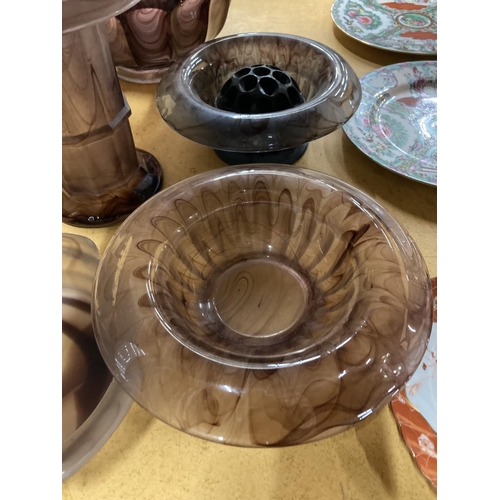 737 - A QUANTITY OF PURPLE CLOUD GLASS TO INCLUDE BOWLS, A VASE AND A FROG