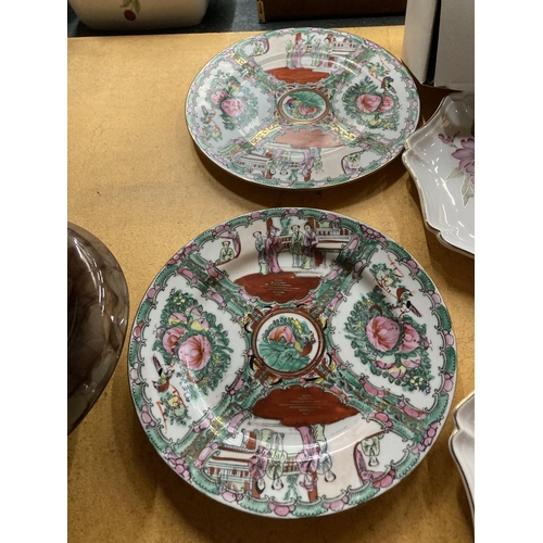 738 - FOUR ORIENTAL PLATES, TWO WITH ORANGE DESIGN, TWO WITH GREEN AND CRIMSON FLOWERS, BIRDS AND FIGURES ... 