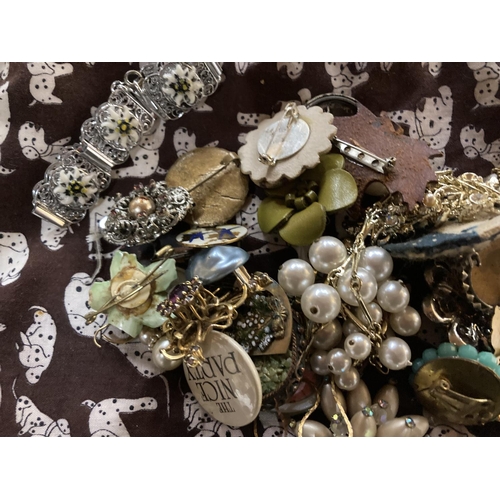 741 - A QUANTITY OF COSTUME JEWELLERY TO INCLUDE BROOCHES, BANGLES, NECKLACES, EARRINGS, ETC