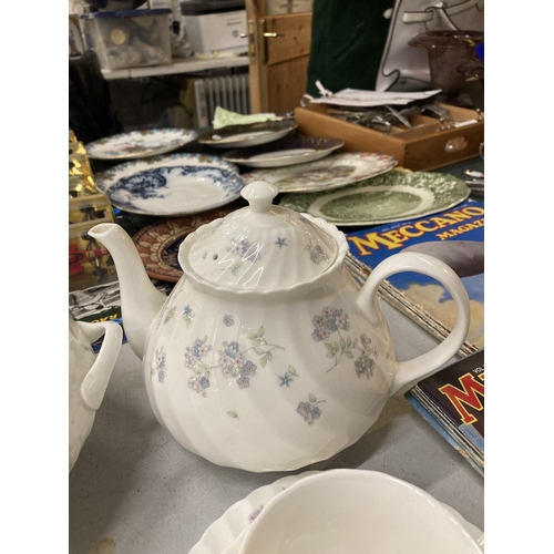 752 - A WEDGWOOD 'APRIL FLOWERS' TEASET TO INCLUDE A TEAPOT, CUPS, SAUCERS, SIDE PLATES, CREAM JUG AND SUG... 