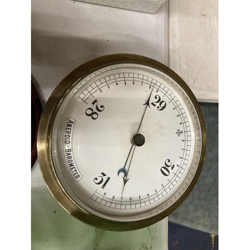 761 - THREE BAROMETERS TO INCLUDE A BRASS CASED ROUND ANEROID, A WOOD AND BRASS METAMEC AND AN OAK CASED W... 