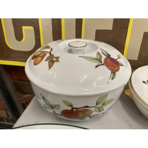 764 - A QUANTITY OF ROYAL WORCESTER 'EVESHAM' DINNERWARE TO INCLUDE SERVING DISHES, TUREENS, ETC