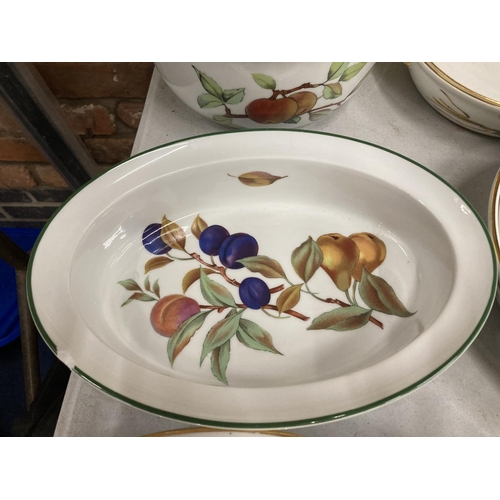 764 - A QUANTITY OF ROYAL WORCESTER 'EVESHAM' DINNERWARE TO INCLUDE SERVING DISHES, TUREENS, ETC